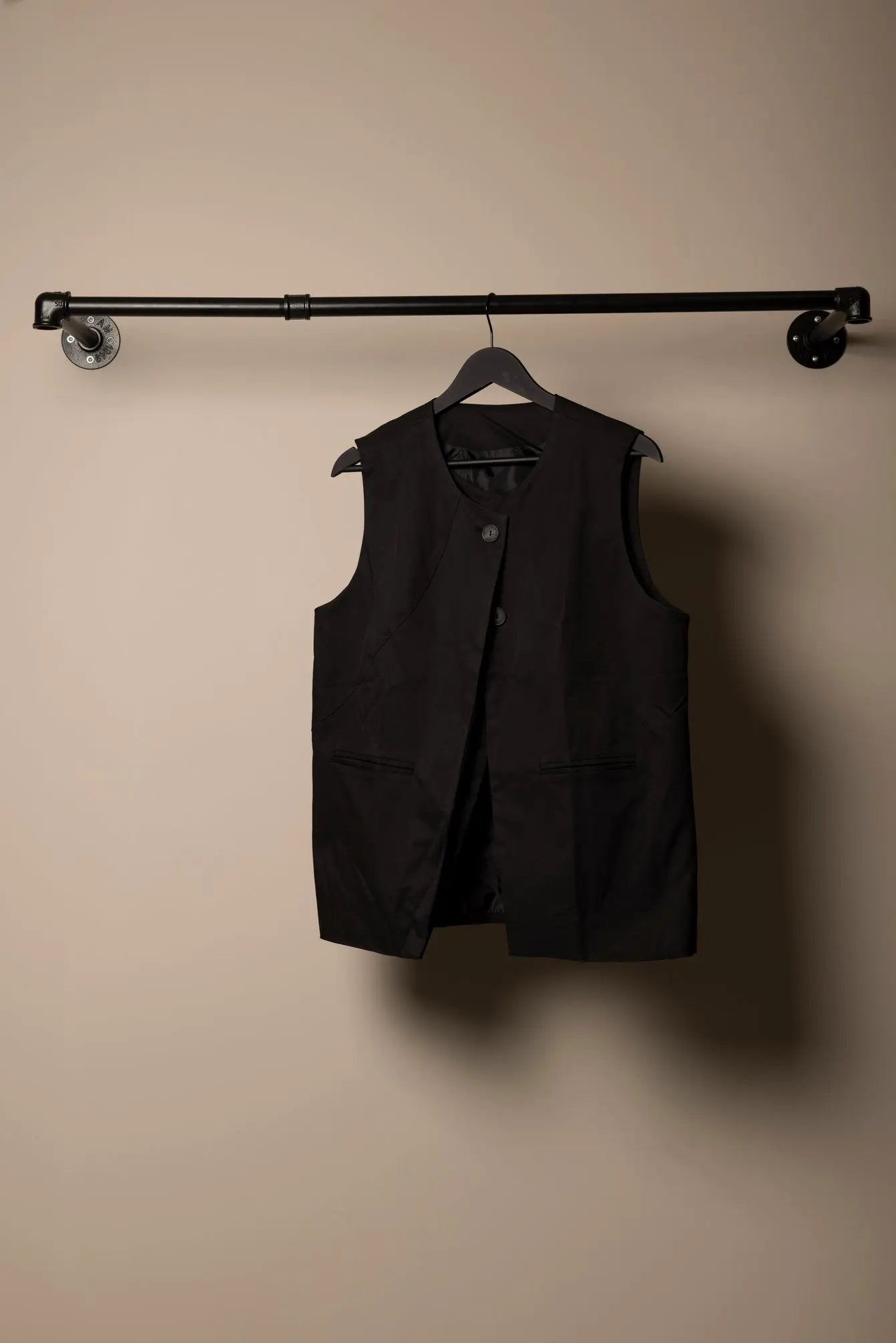 Gilet noir minimaliste – Esprit tailoring Frnchlovebread