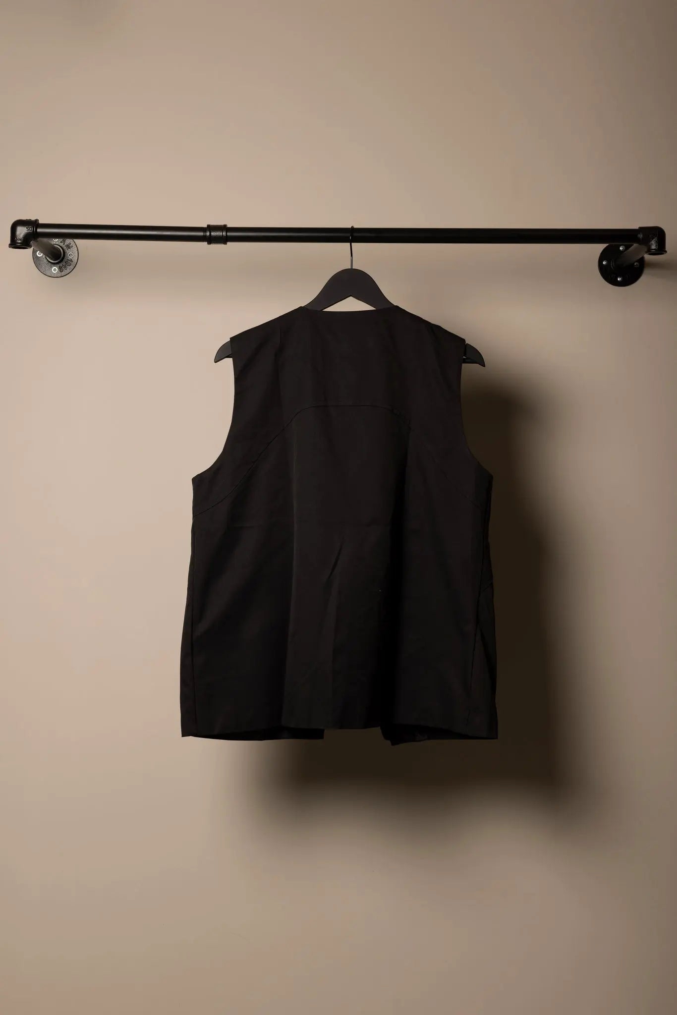 Gilet noir minimaliste – Esprit tailoring Frnchlovebread