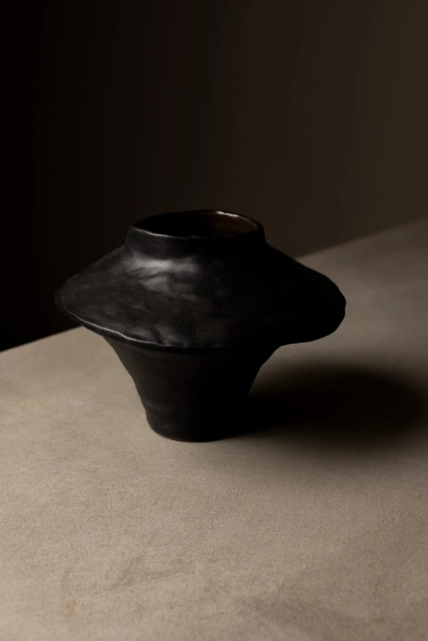 Vase en céramique noir Frnchlovebread